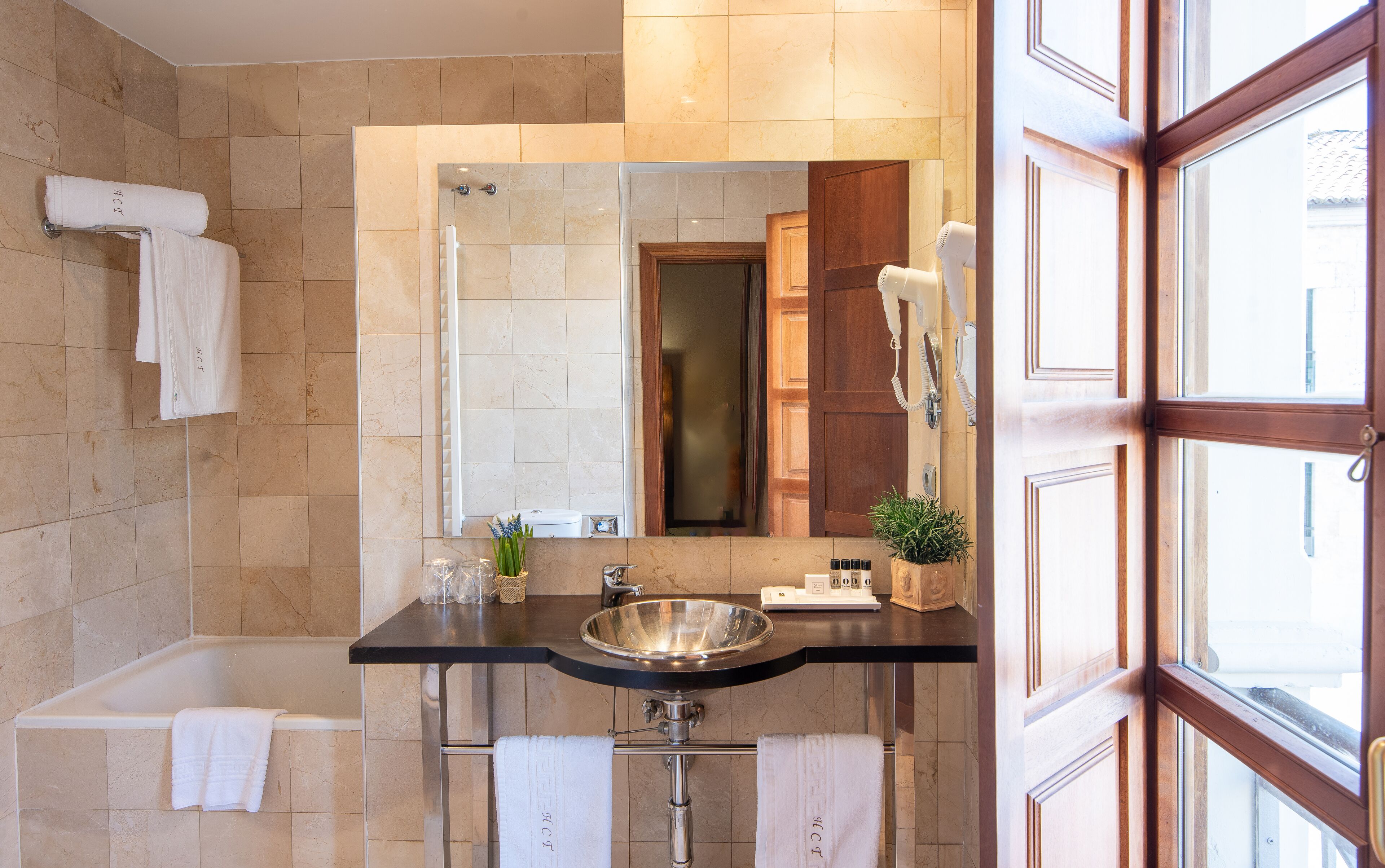 combined shower/bathtub, eco-friendly toiletries, bidet, towels