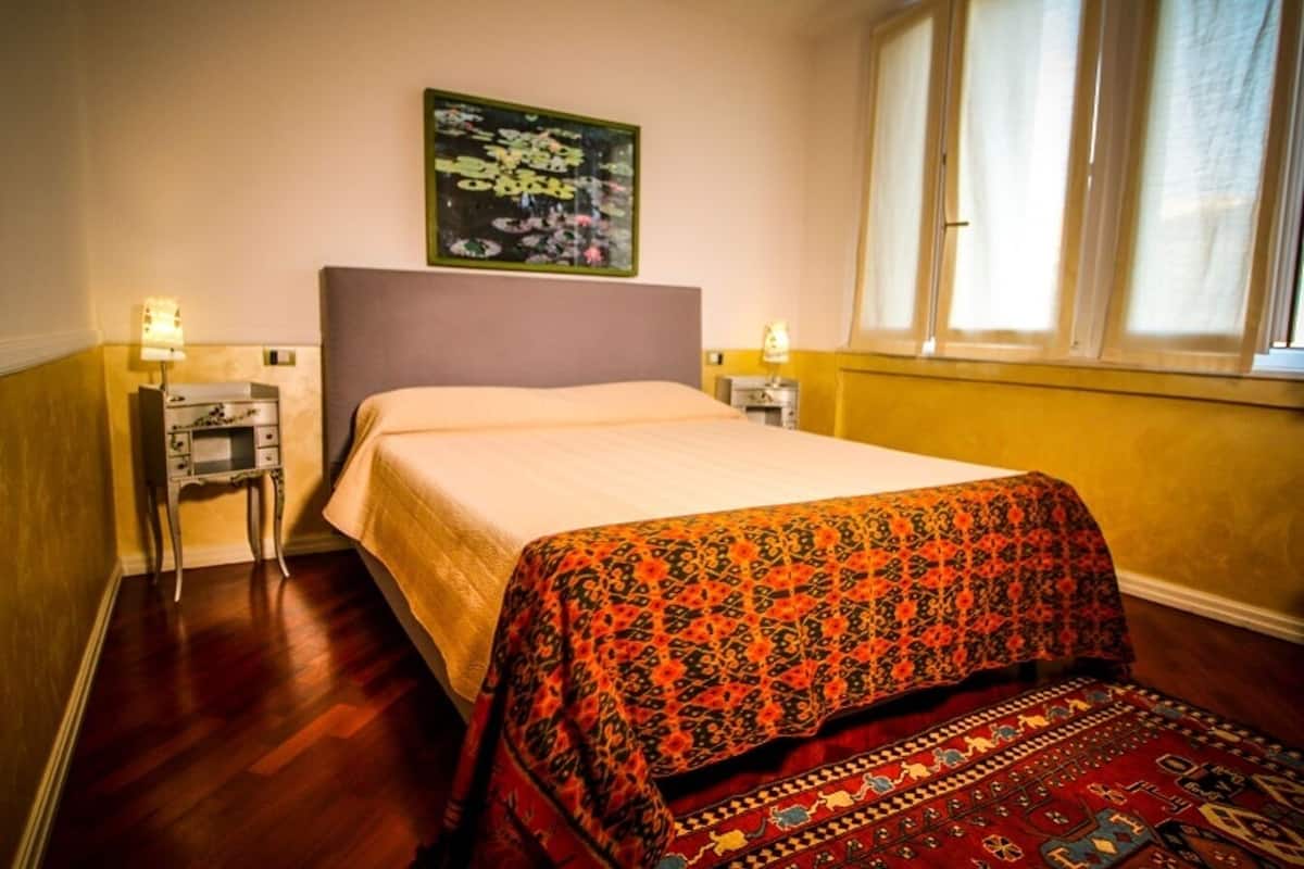 Habitación doble, baño compartido | Caja de seguridad en la habitación, wifi gratis y ropa de cama