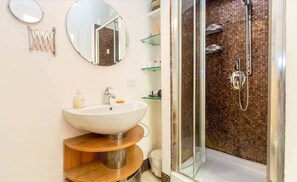 Double Room, Shared Bathroom | Bathroom | Shower, free toiletries, hair dryer, bathrobes - Aldebaran Bed and Breakfast (Rome)