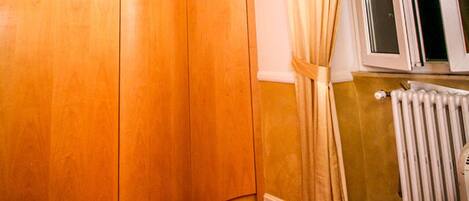 Doppelzimmer (Private External Bathroom) | Zimmersafe, kostenloses WLAN, Bettwäsche