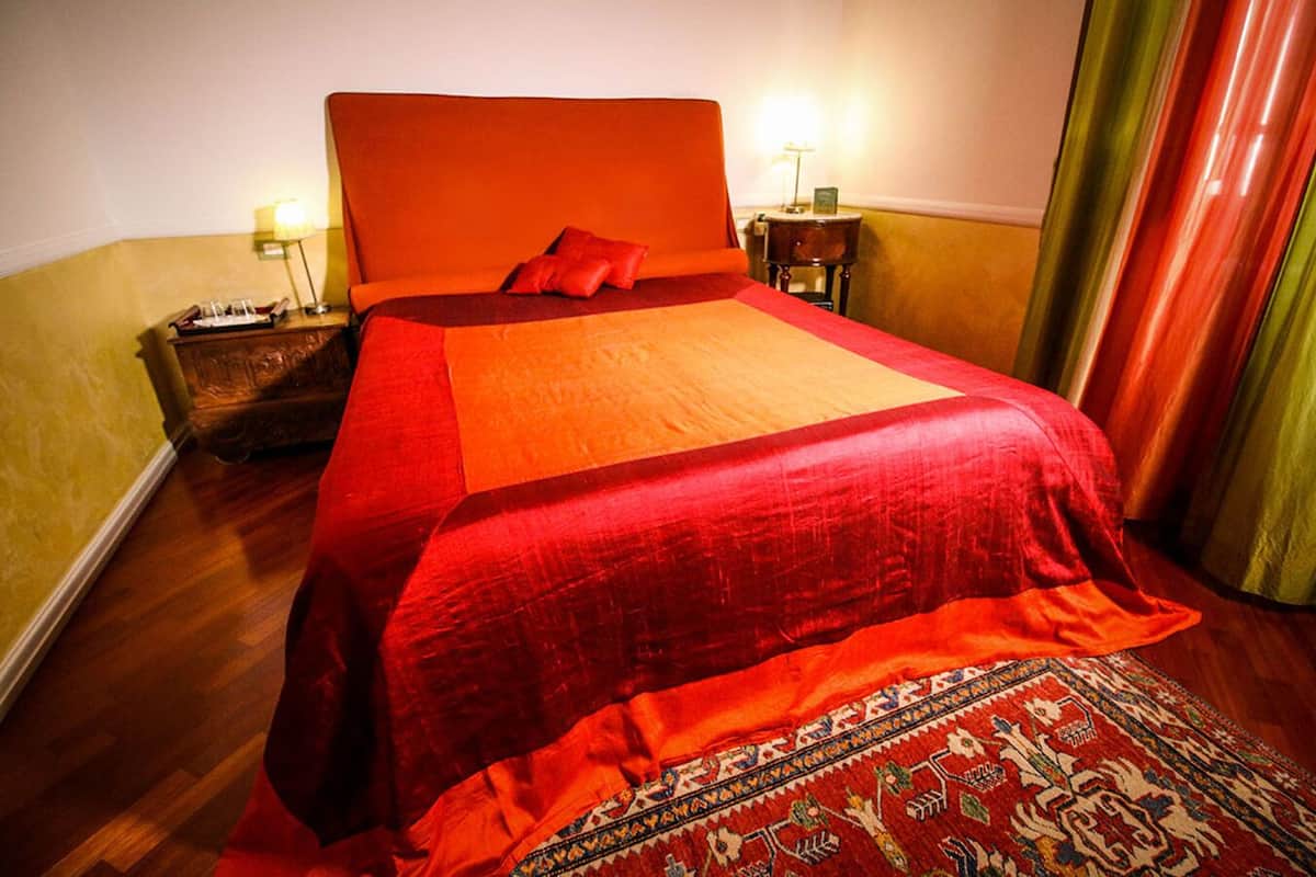 Suite, baño privado | Caja de seguridad en la habitación, wifi gratis y ropa de cama