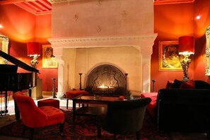 Déjeuner et dîner servis sur place, spécialités Cuisine française