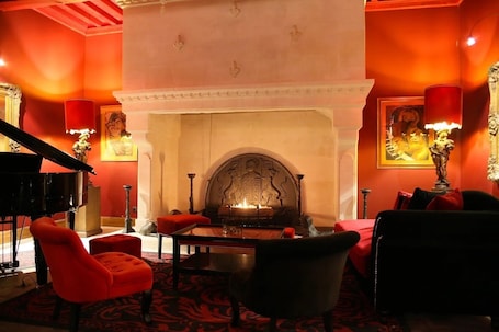 Lunch and dinner served, French cuisine. Villa Mazarin Aigues Mortes