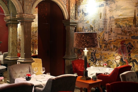 Lunch and dinner served, French cuisine. Villa Mazarin Aigues Mortes