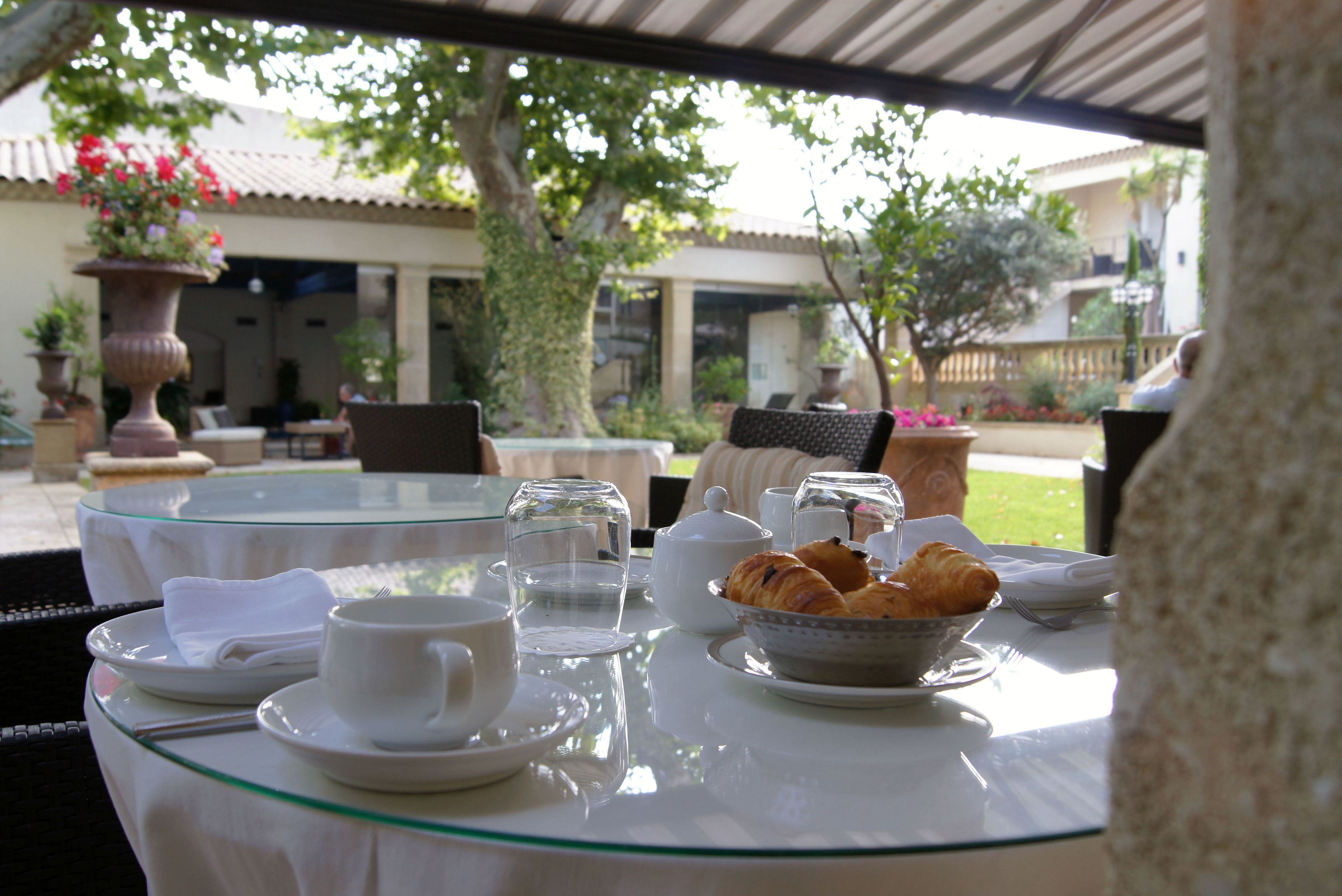 daily full breakfast (eur 25 per person)