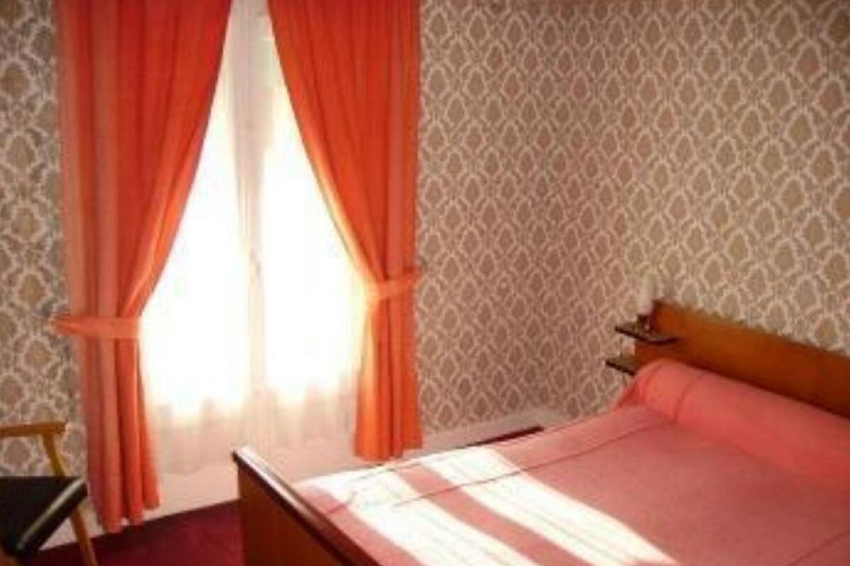 Double Room | Blackout curtains, iron/ironing board, free WiFi