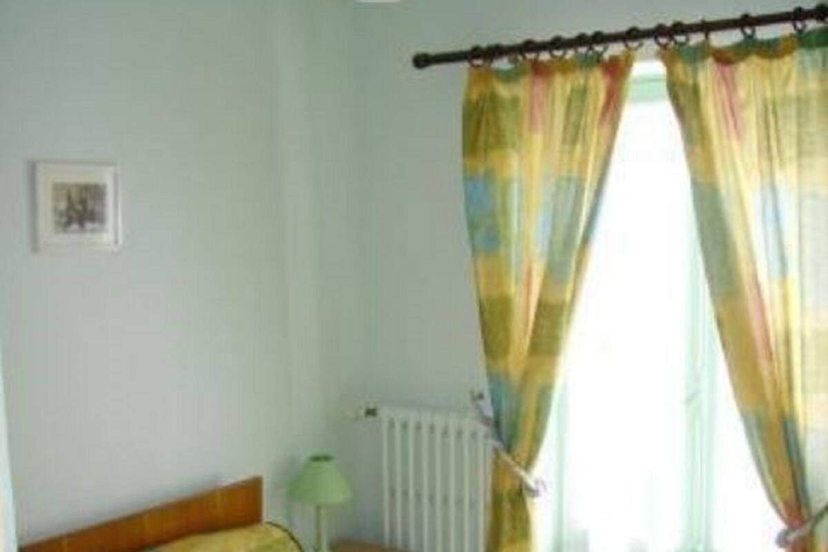 Single Room | Blackout curtains, iron/ironing board, free WiFi
