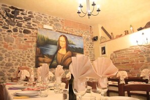 Dining - Leonardo (Vinci)