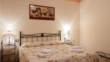 Hochwertige Bettwaren, Daunenbettdecken, Schreibtisch, Zustellbetten