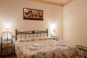 Premium bedding, down comforters, desk, rollaway beds - Leonardo (Vinci)