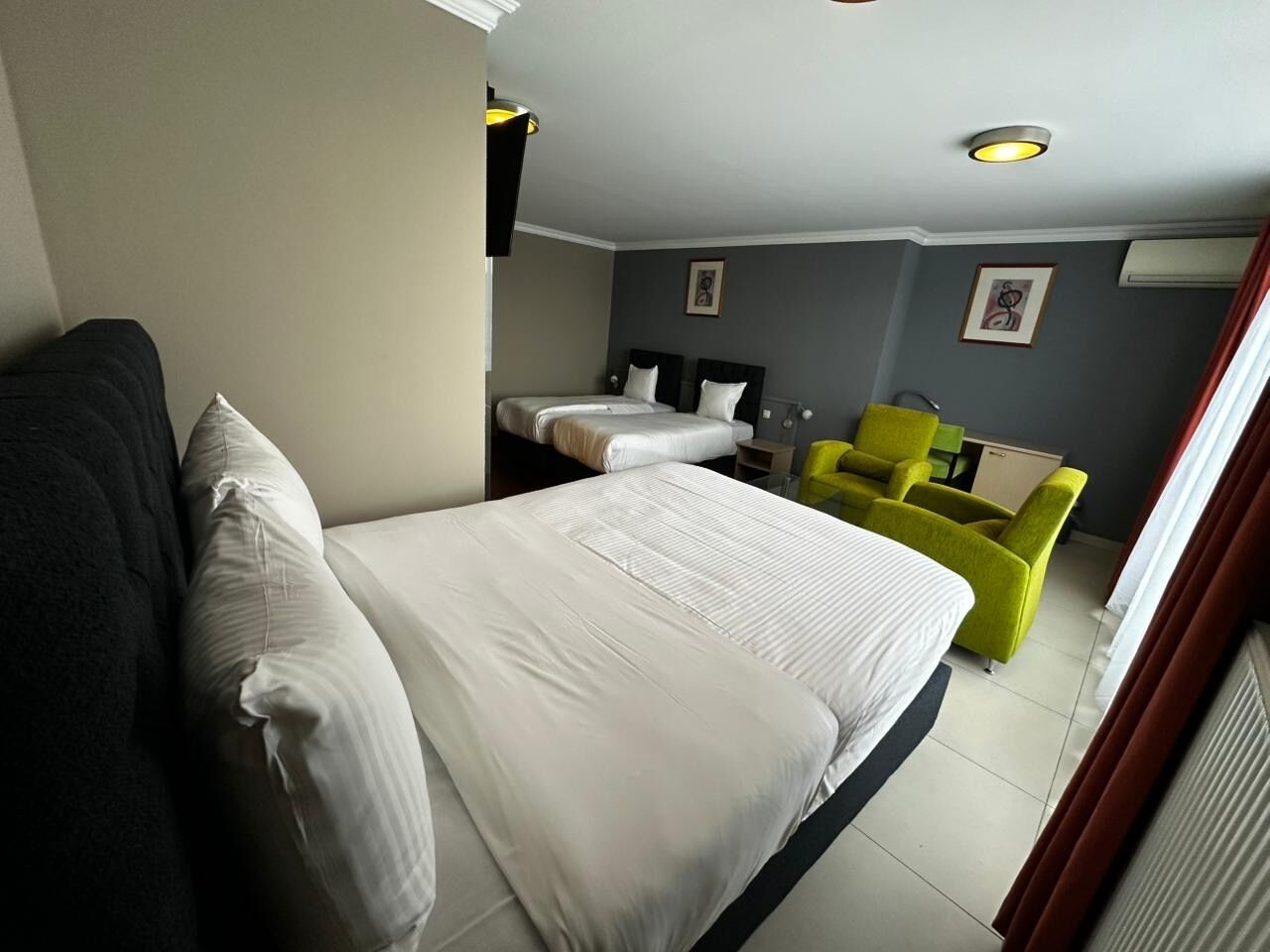 Habitación cuádruple estándar, varias camas, para no fumadores | Caja de seguridad en la habitación y escritorio 