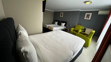Une chambre d’hôtel avec un lit, un bureau et une chaise.