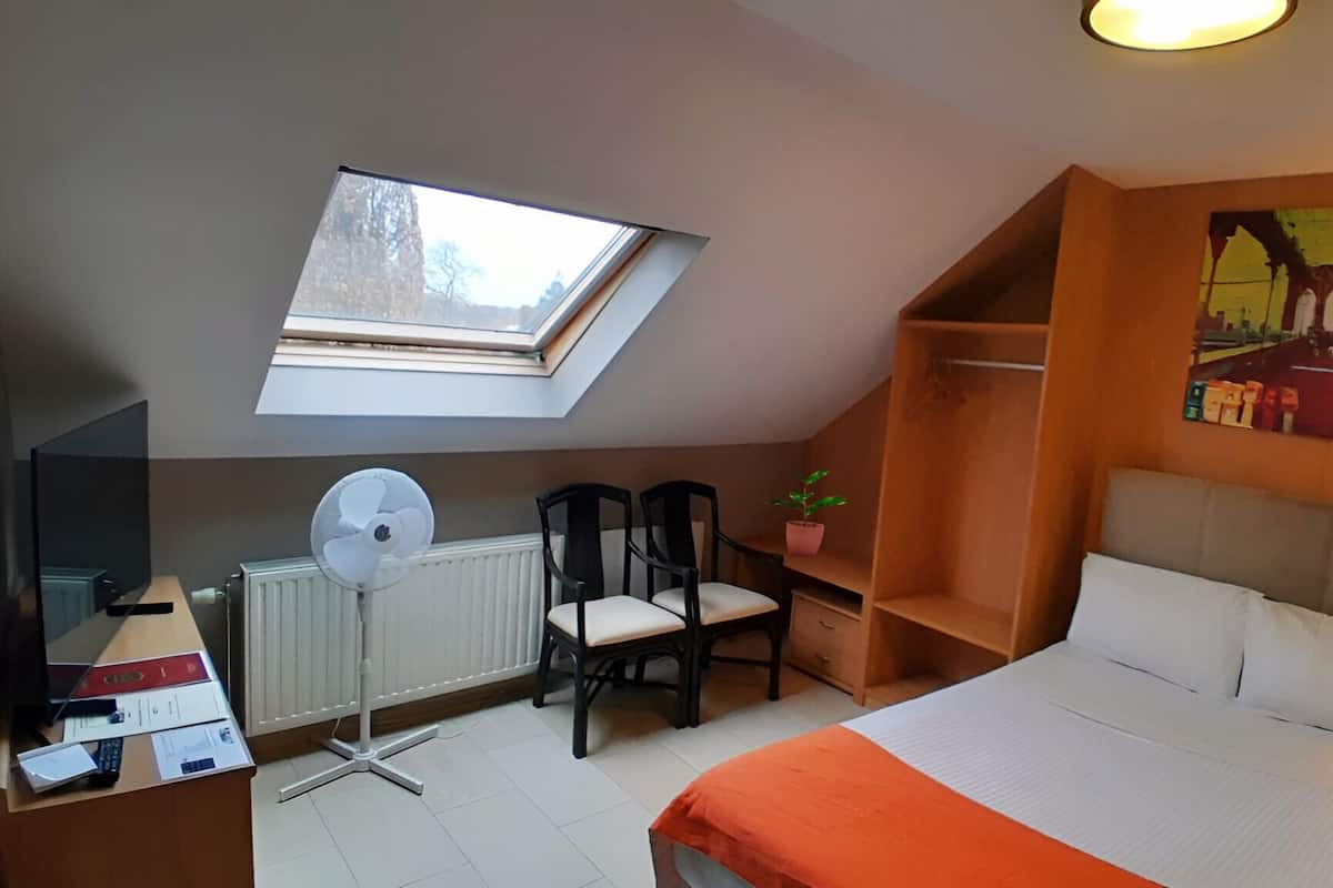 Economy Double Room, 1 Double Bed, Non Smoking | In-room safe, desk, laptop workspace, soundproofing