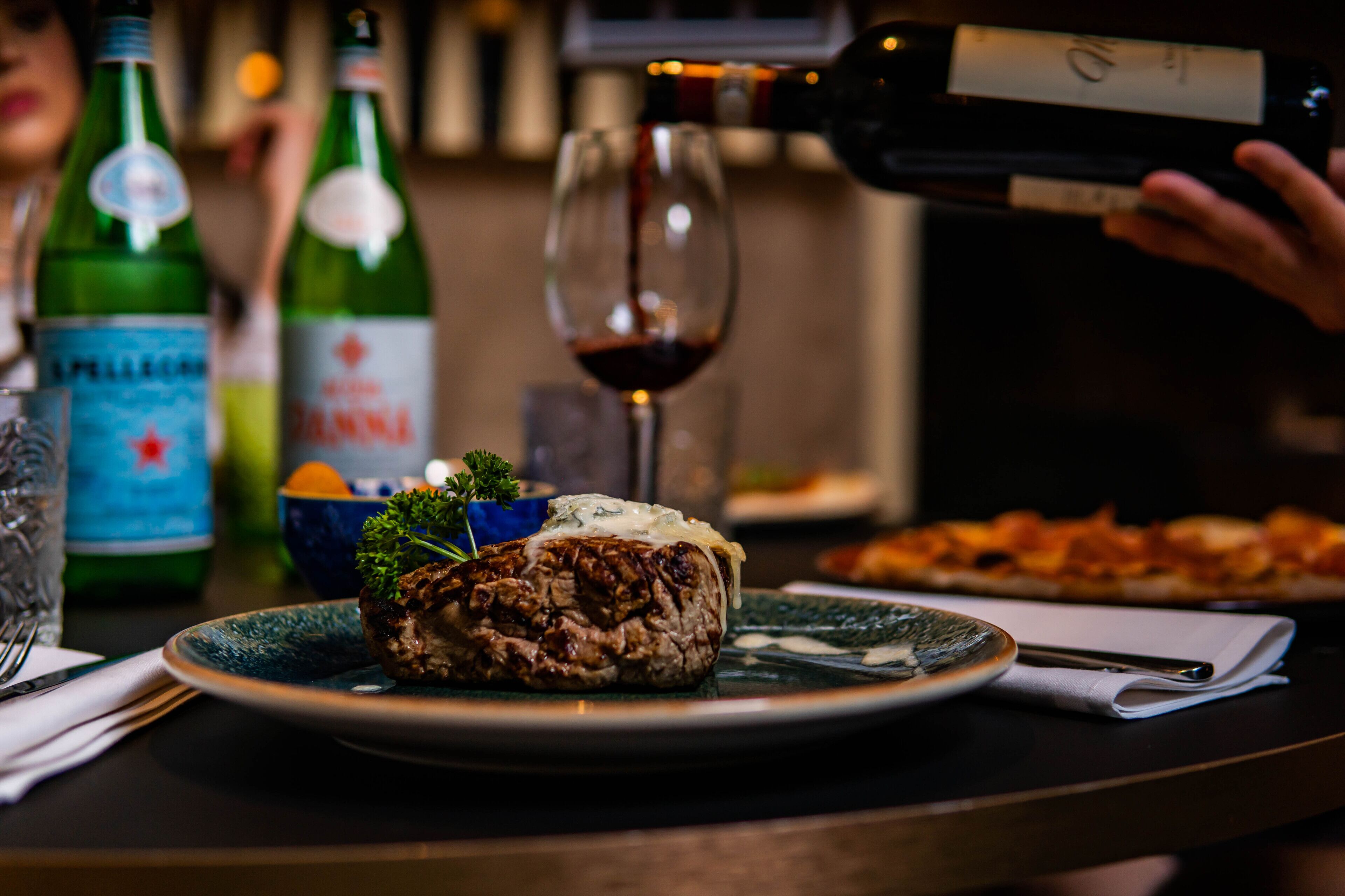 lunch and dinner served, italian cuisine