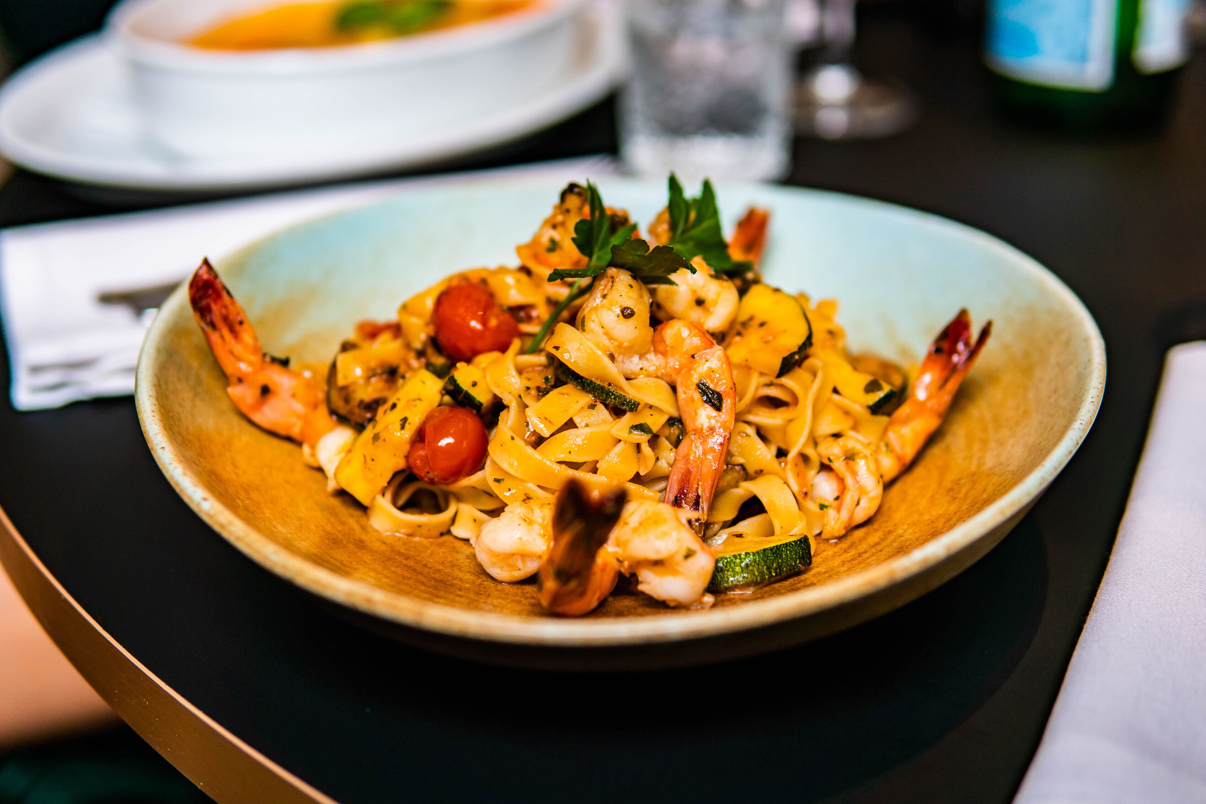 lunch and dinner served, italian cuisine