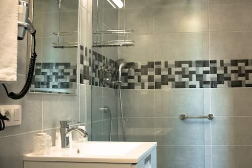 Amenidades de baño gratuitas, secadora de cabello, toallas, jabón