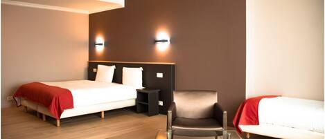 Standaard driepersoonskamer, niet-roken | Een kluis op de kamer, een bureau, een laptopwerkplek