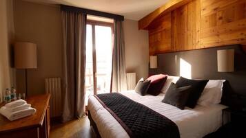 Comfort Double Room, Mountain View | Down comforters, minibar, in-room safe, desk