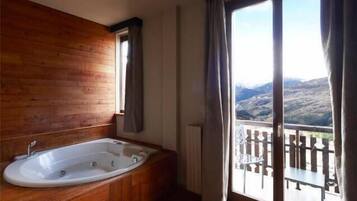 Doppia Deluxe, idromassaggio, vista montagna | Copriletto in piuma, minibar, una cassaforte in camera, una scrivania