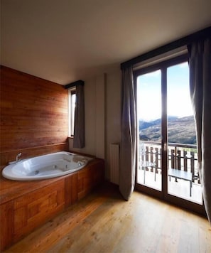 Deluxe Double Room, Hot Tub, Mountain View | Down duvets, minibar, in-room safe, desk - Chaberton Lodge & SPA  (Sauze d'Oulx)
