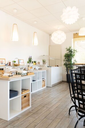 Desayuno buffet (EUR 12 por persona) 