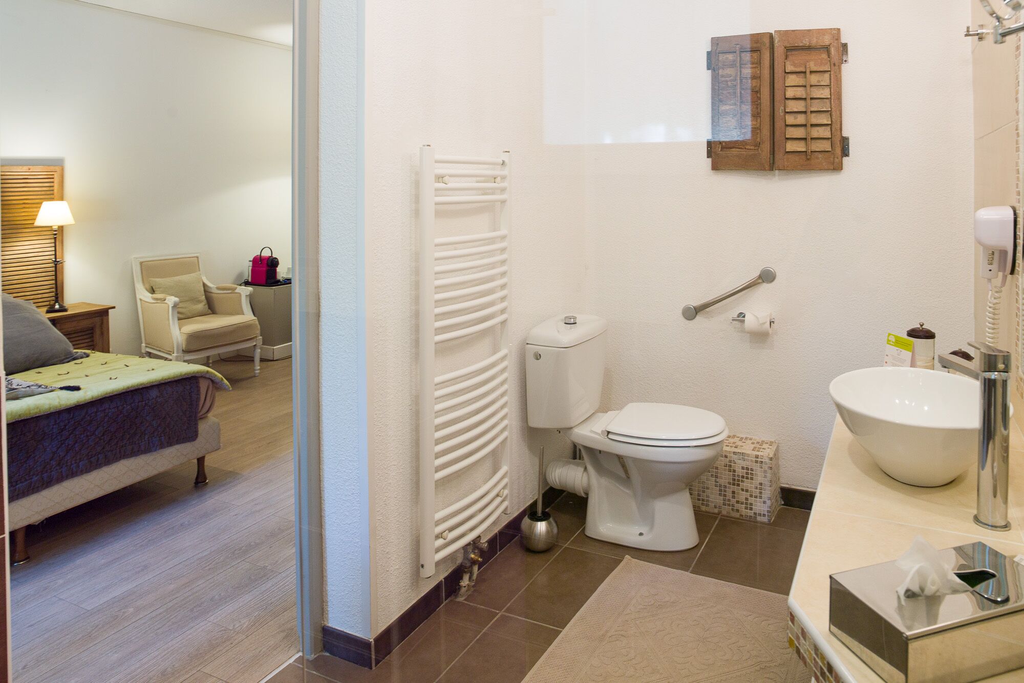 chambre double supérieure climatisée | bathroom | eco-friendly toiletries, hair dryer, towels, soap