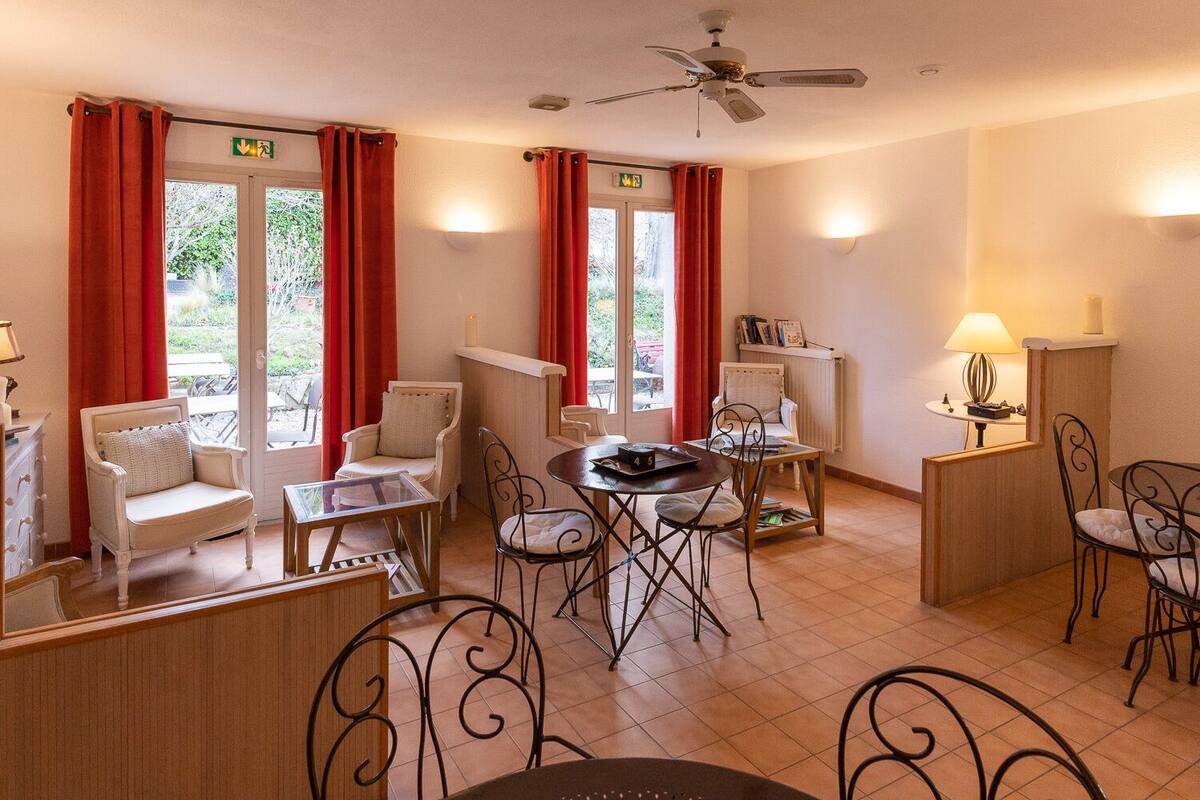 40-inch flat-screen tv with digital channels, tv