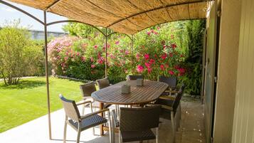 Familienhaus, Terrasse, Gartenblick | Terrasse/Patio