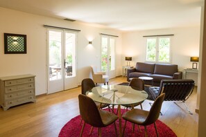 Familiehus, terrasse, hageutsikt | Oppholdsområde | En 40-tommers Flatskjerm-TV med digitale kanaler samt TV