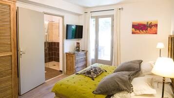 Chambre Double Supérieure climatisée | In-room safe, soundproofing, cribs/infant beds, rollaway beds