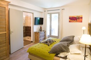 Chambre Double Supérieure climatisée | セーフティボックス (室内)、防音設備、ベビーベッド、可動式ベッド