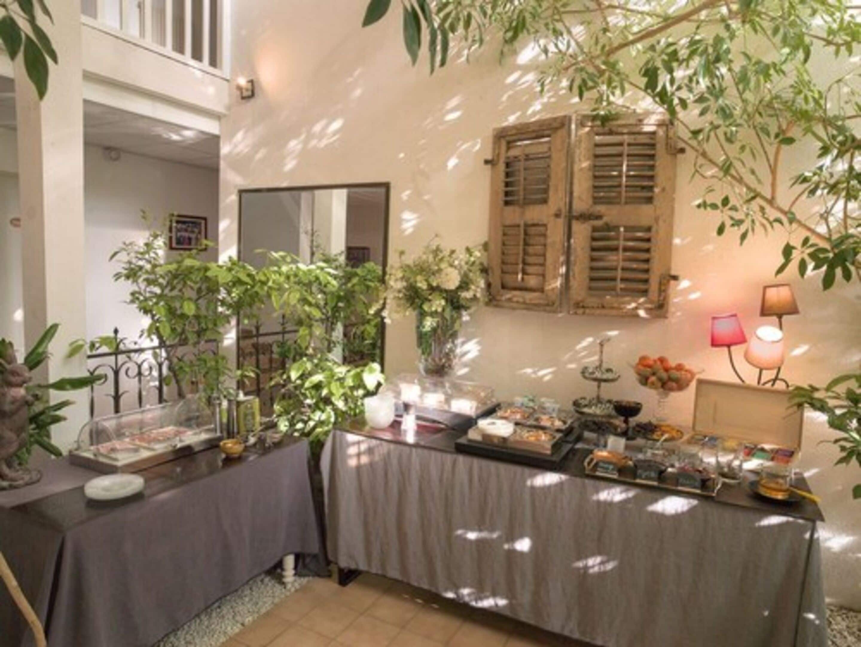 Bữa sáng buffet vào các ngày trong tuần (15 EUR/mỗi người) 