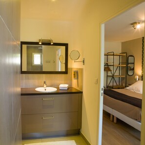 Family House, Terrace, Garden View | Bathroom | Eco-friendly toiletries, hair dryer, towels, soap - Hotel de Charme L'Amandière (St.-Rémy-de-Provence)