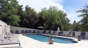 Piscina externa sazonal, funciona das 10h às 20h, guarda-sóis