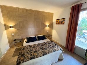 Chambre double climatisée | 1 bedroom, in-room safe, soundproofing, cribs/infant beds