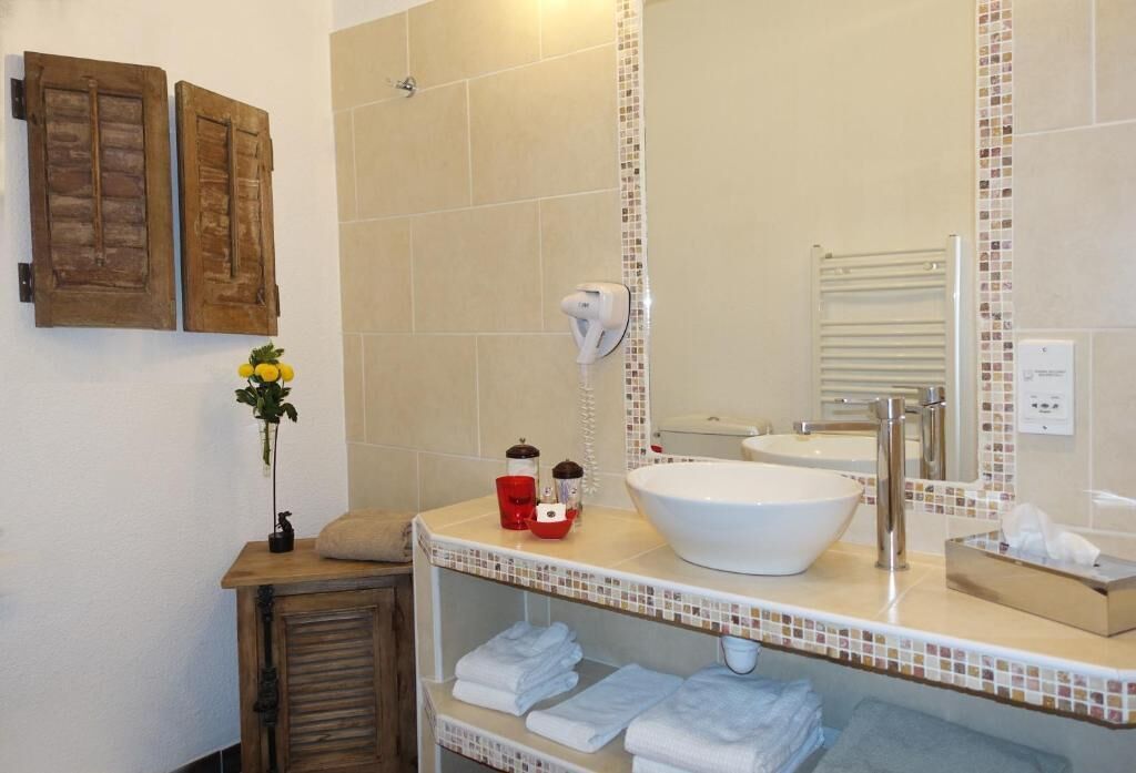 chambre double supérieure climatisée | bathroom | eco-friendly toiletries, hair dryer, towels, soap