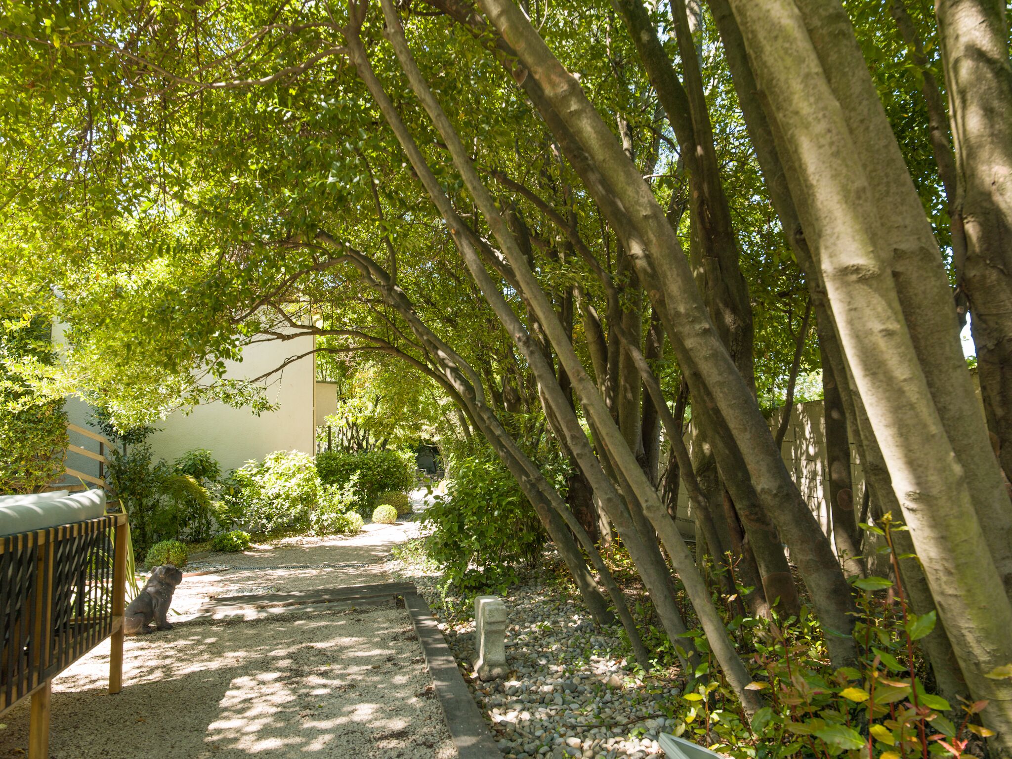 المنشأ ة من الخارج