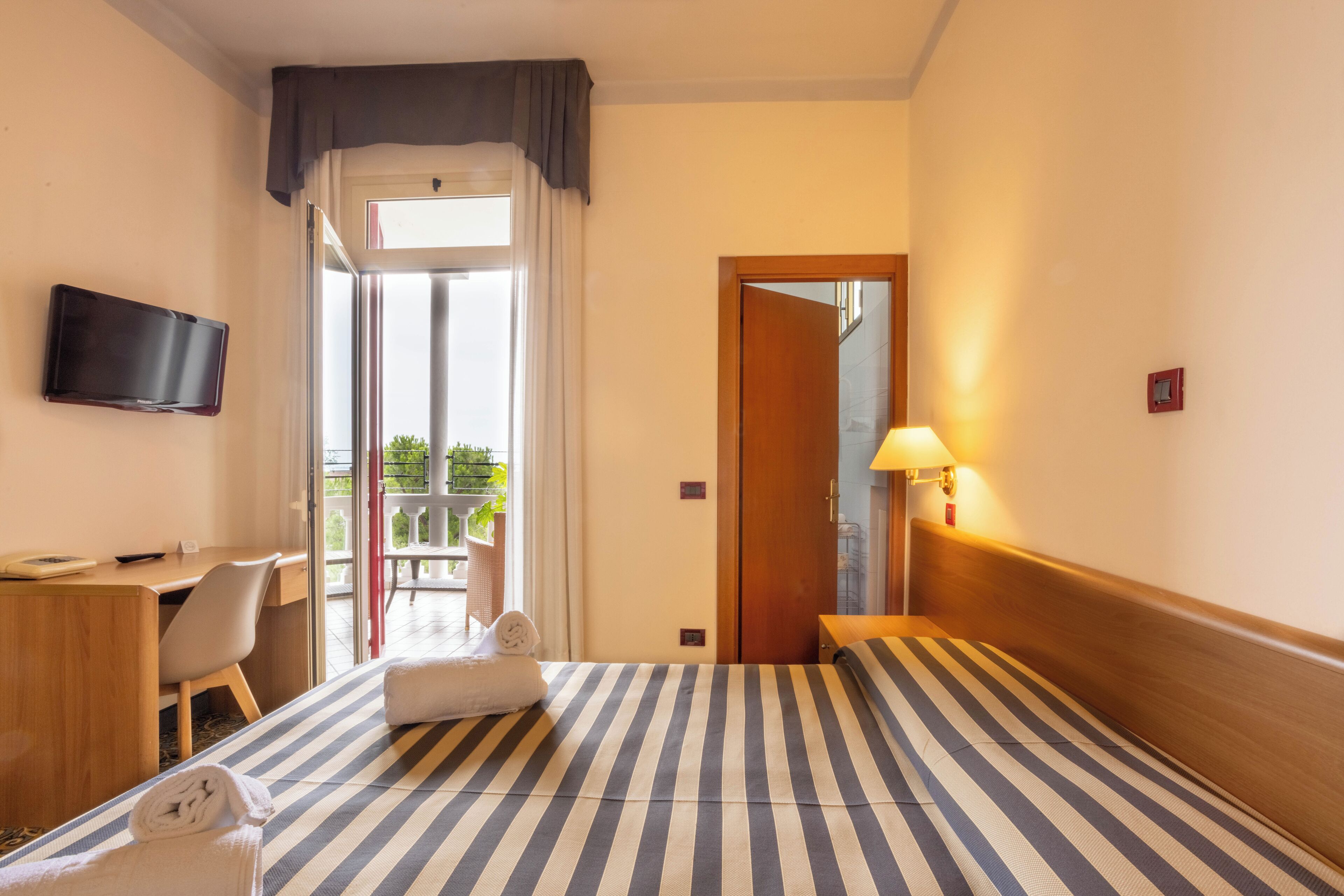 double room | down duvets, in-room safe, desk, laptop workspace