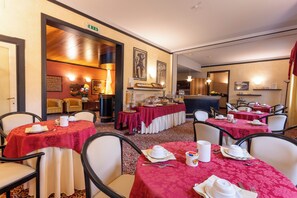 Free daily buffet breakfast  - Giardinetto (Desenzano del Garda)
