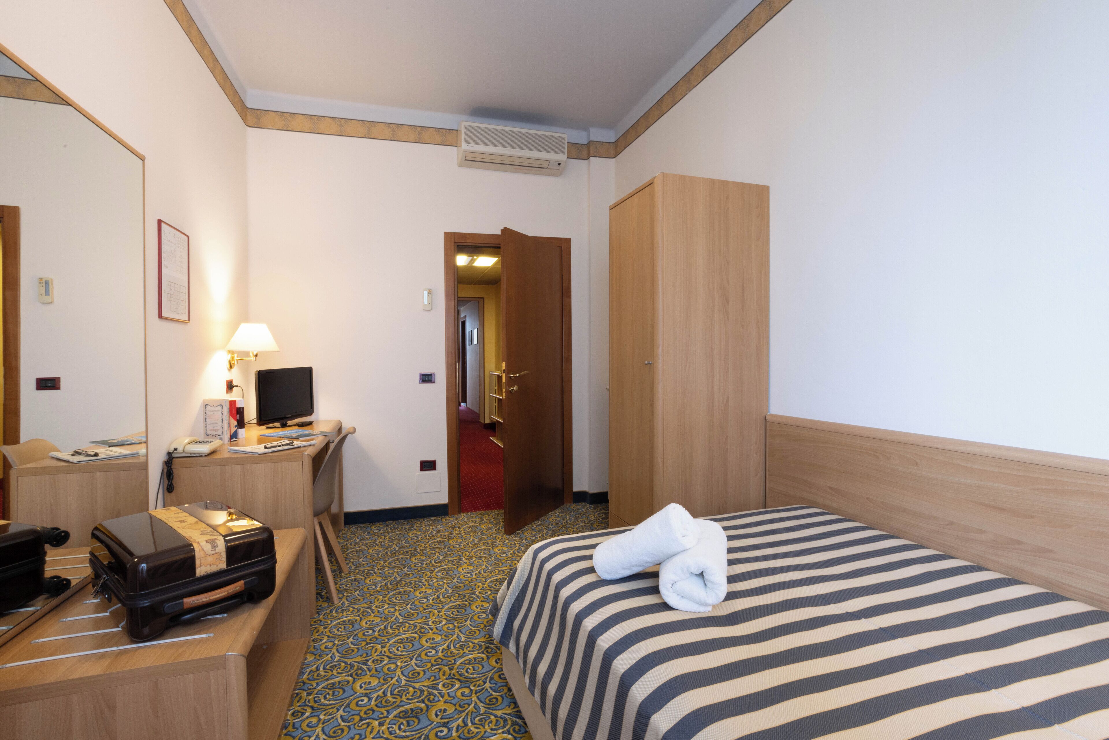 single room | down duvets, in-room safe, desk, laptop workspace