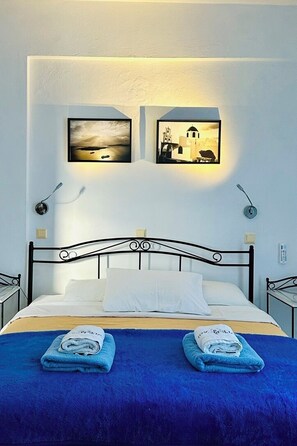 Minibar, in-room safe, desk, iron/ironing board - Irigeneia Hotel (Santorini)