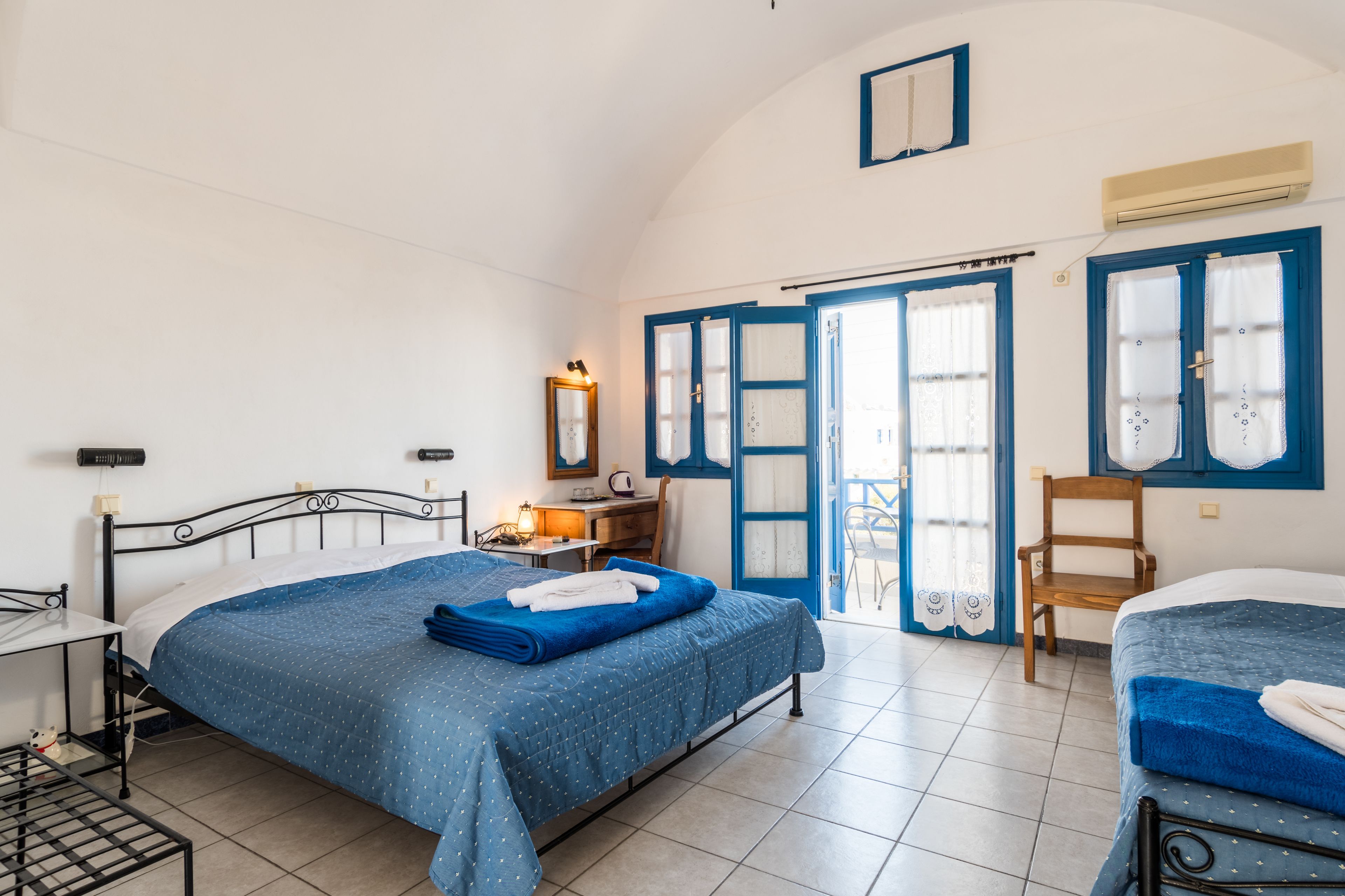 standard triple room | 2 bedrooms, minibar, in-room safe, desk