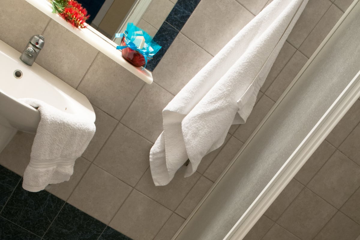 standard double room | bathroom | free toiletries, hair dryer, towels, shampoo