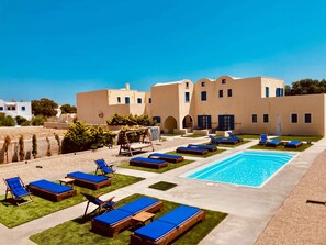 Outdoor pool - Irigeneia Hotel (Santorini)