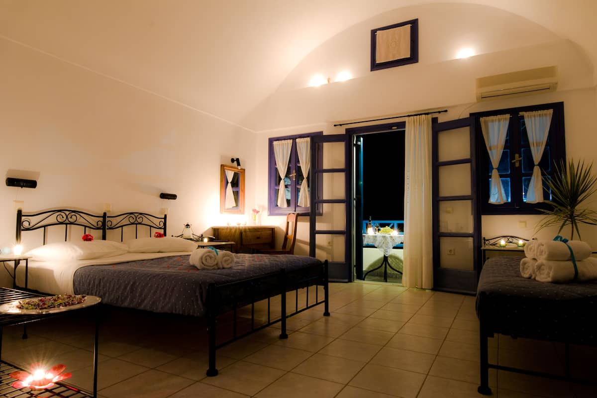 Minibar, caja de seguridad en la habitación y escritorio