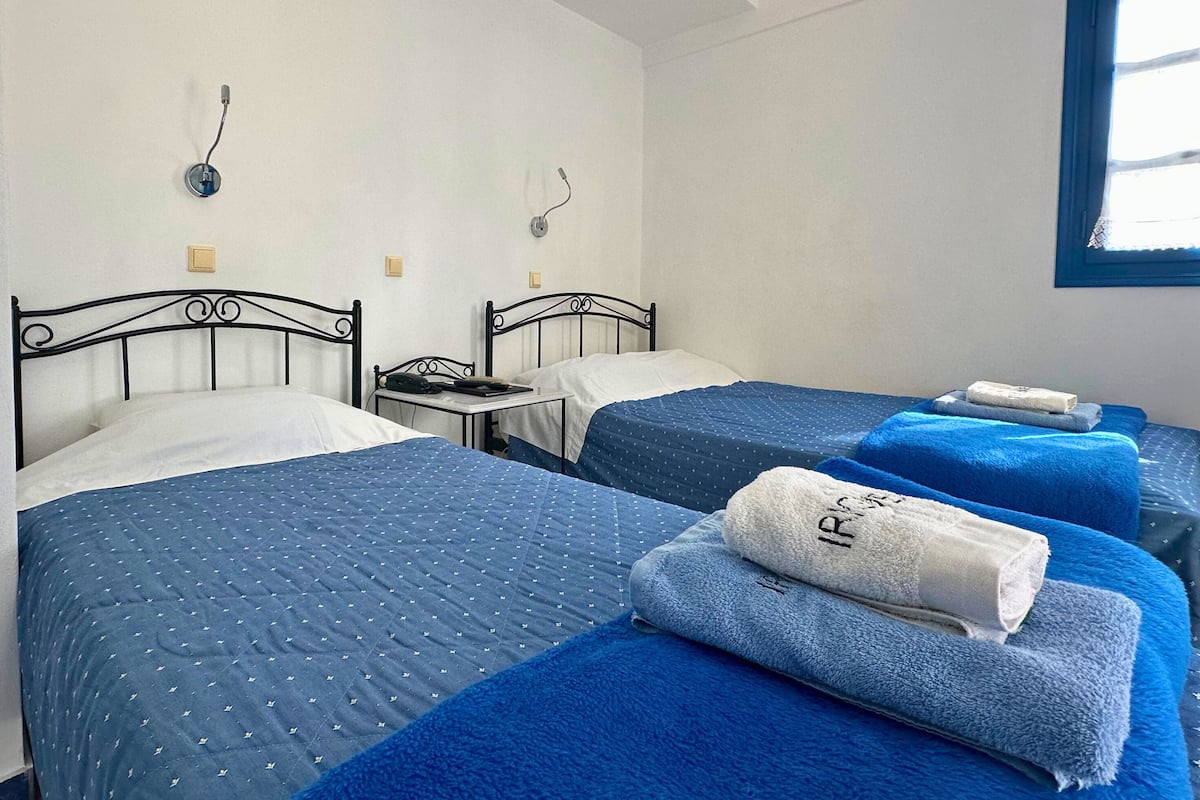 Minibar, caja de seguridad en la habitación y escritorio