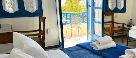 Habitación triple estándar | Minibar, caja de seguridad en la habitación y escritorio