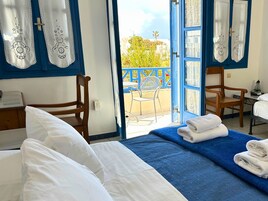 Quarto triplo standard | Frigobar, cofres nos quartos, escrivaninha