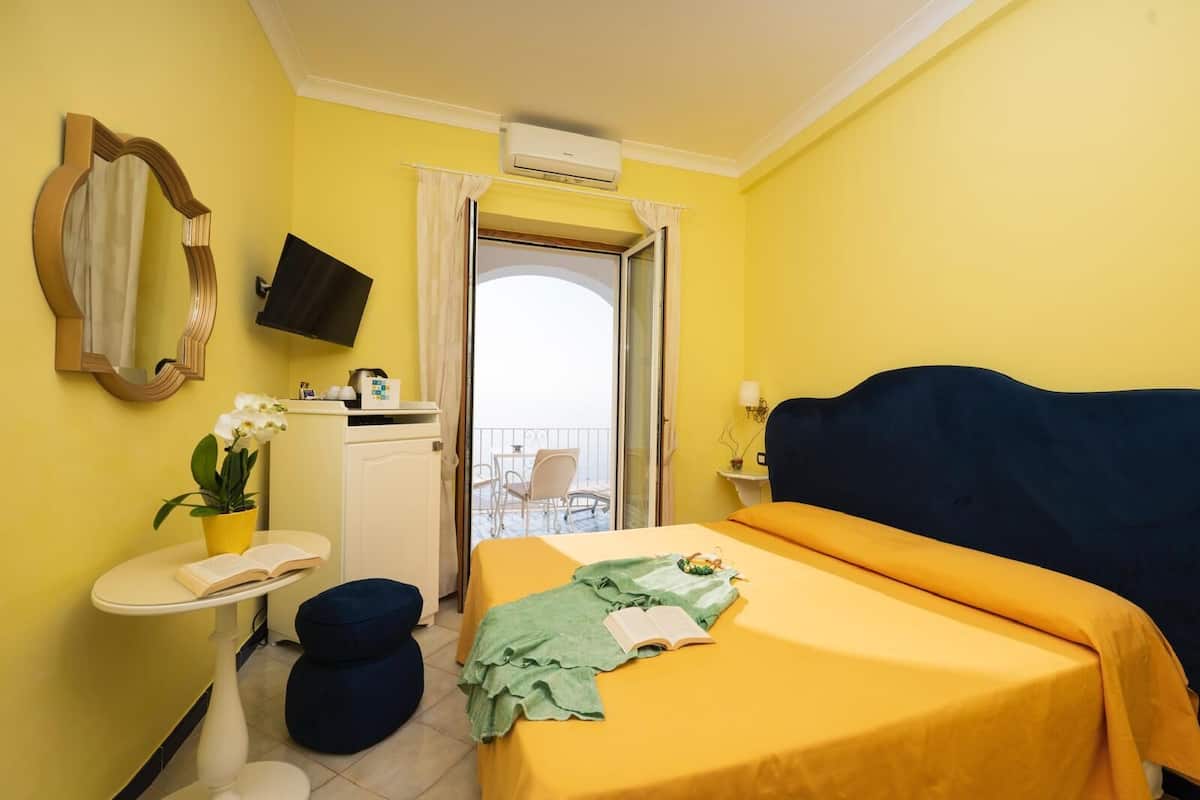 Standaard tweepersoonskamer, uitzicht op zee | Een minibar, een kluis op de kamer, een bureau, gratis wifi
