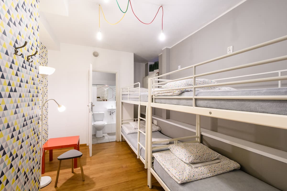 Economy vierpersoonskamer, en-suite badkamer | 1 slaapkamer, een kluis op de kamer, een strijkplank/strijkijzer
